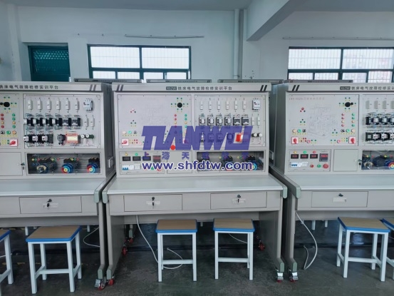 万能铣床实训及技能考核装置(图1)